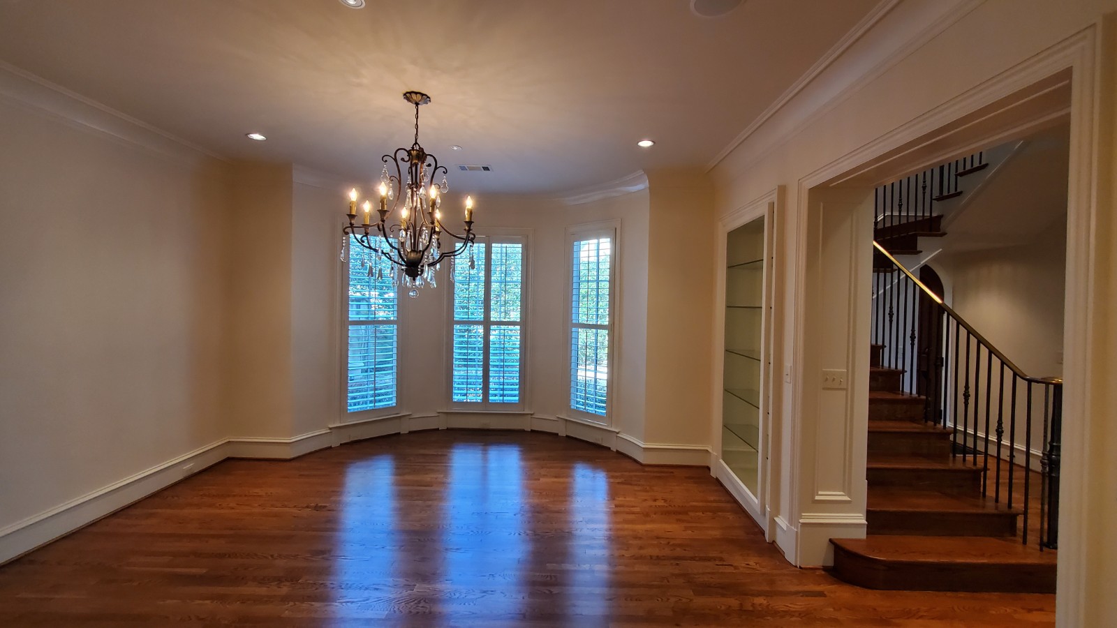 Huge Dining Room for 11
                ft table