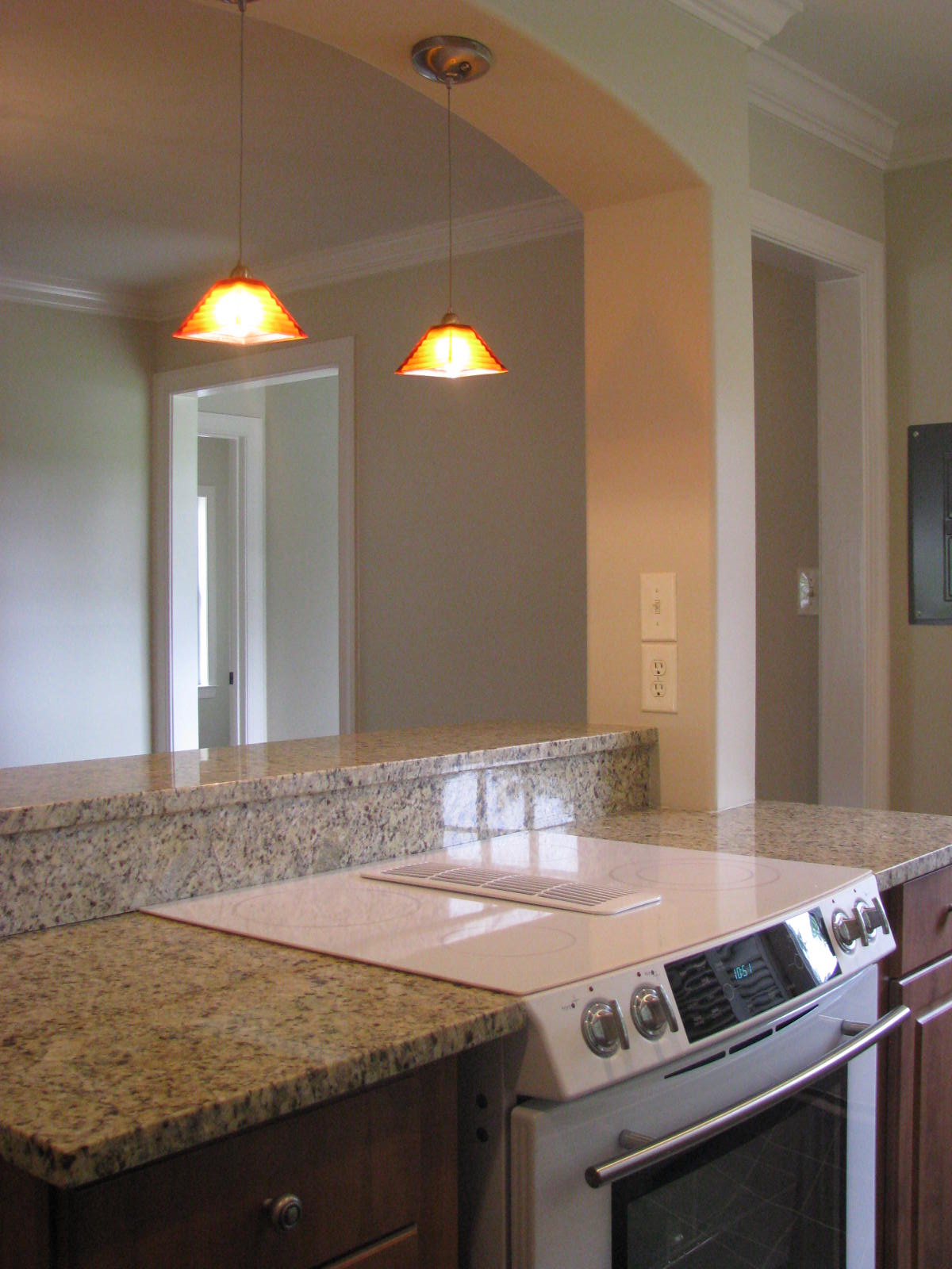 Beautiful remodeled kitchen
                            with archway over breakfast bar!