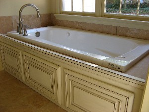 Master bath with jetted tub, separate shower and travertine counter tops!